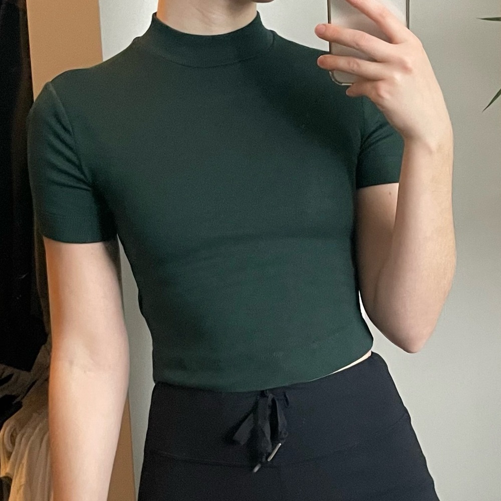 Aritzia Babaton XS Gonzalo T Shirt in Scarab Green